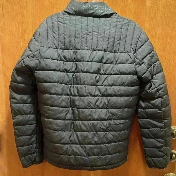 Tommy Hilfiger puffer. Size small. - Picture 9 of 9